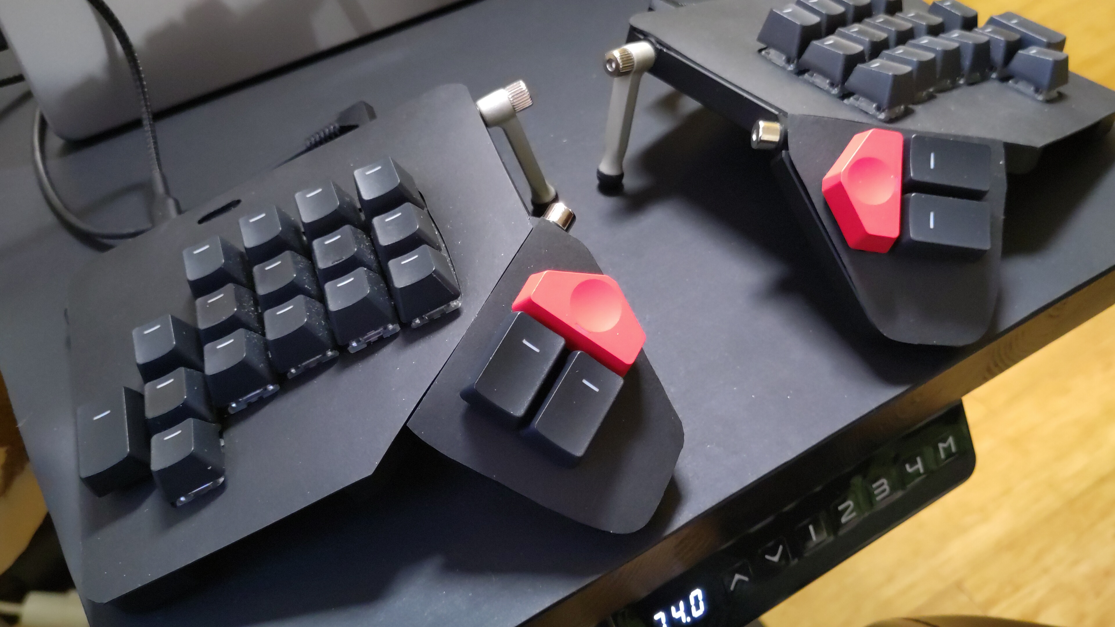 Split computer keyboard with unmarked keys